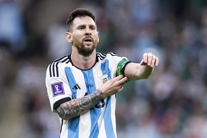 Archivo - FILED - 26 November 2022, Qatar, Lusail: Argentina's Lionel Messi pushes up his captain's armband. World Cup champion Lionel Messi is feeling ready for his new life in the United States following a transfer from Paris Saint-Germain to Inter Miam