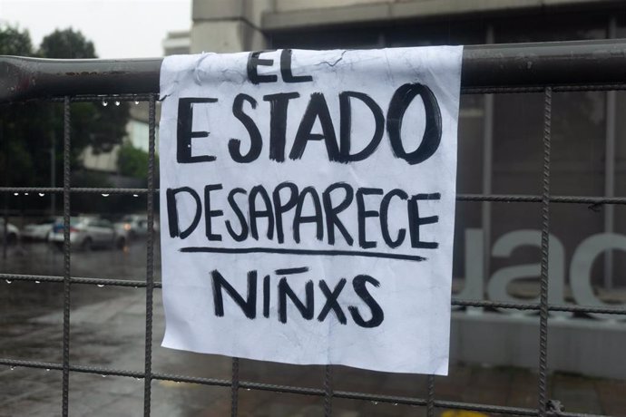 Pancarta colgada de una valla durante una manifestación en Quito - Archivo