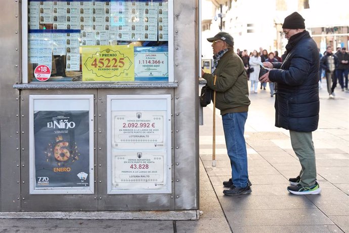 Varias personas hacen cola en un quiosco para comprar décimos de cara al Sorteo de El Niño, a 26 de diciembre de 2024, en Madrid (España).