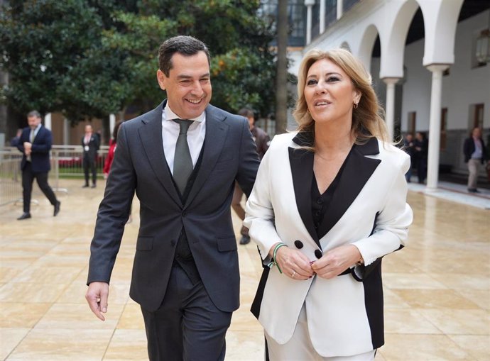 El presidente de la Junta de Andalucía, Juanma Moreno (i), y la consejera de Economía, Hacienda y Fondos Europeos, Carolina España (d), a su llegada al Parlamento para el debate final del proyecto de Ley de Presupuestos de Andalucía. (Foto de archivo).