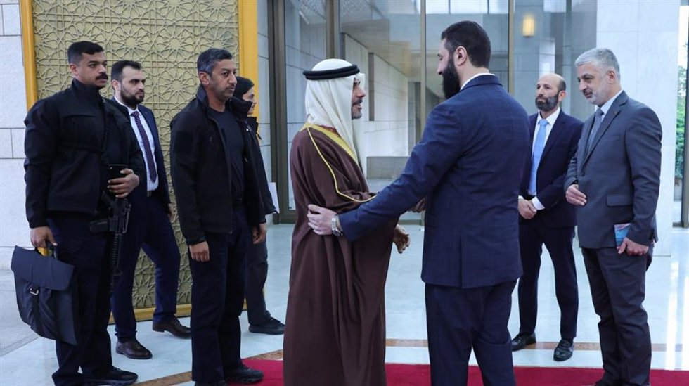 El líder yihadista de Siria, Ahmed al Shara, alias 'Abú Mohamed al Jolani', recibe a una delegación de Bahréin