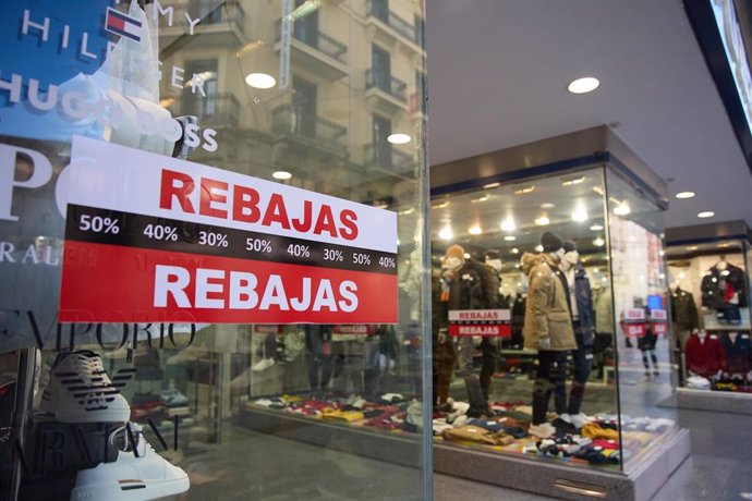 Archivo - Un escaparate con un cartel anunciando los descuentos de las rebajas, en el centro de Madrid, a 7 de enero de 2024, en Madrid (España). 