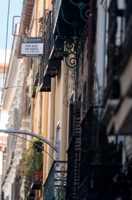 Archivo - Cartel de venta en un edificio 