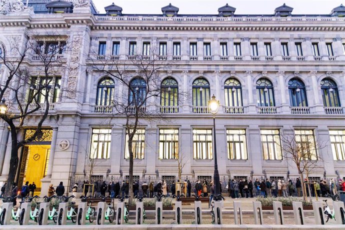 Archivo - Personas haciendo cola en la sede del Banco de España en Madrid para adquirir tiítulos de deuda pública.