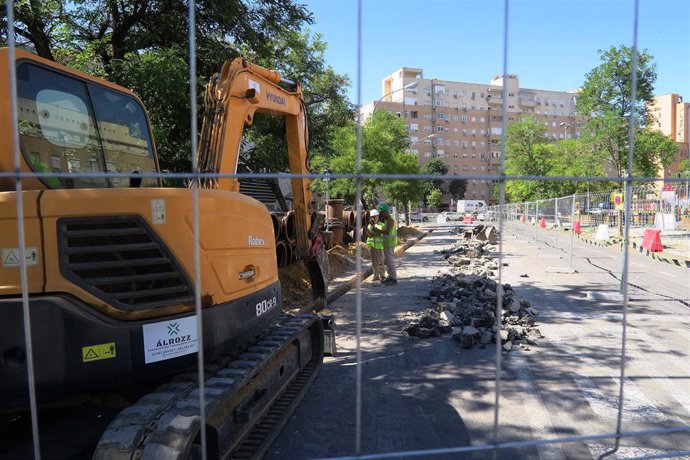 Archivo - Afecciones al tráfico en Pino Montano por las obras de la línea 3 del metro, en foto de archivo.