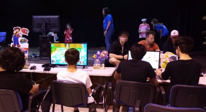 Jovenes participan en actividades de la zona Nintendo dentro del circuito provincial de e-sport en Almería.