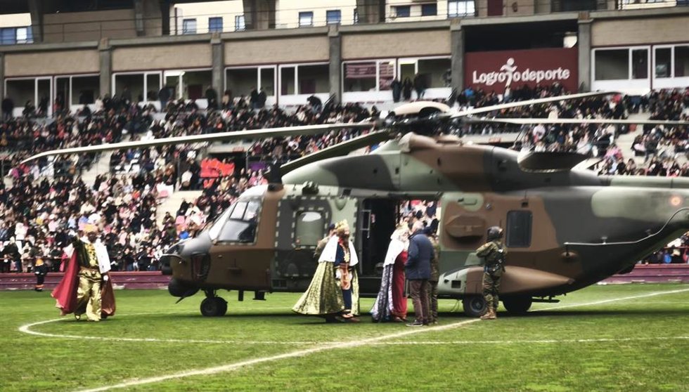 Un campo de Las Gaunas repleto de niños y de ilusión recibe a los Reyes Magos que han llegado a Logroño en helicóptero