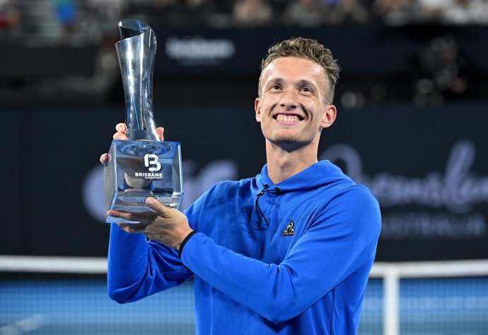 01 May 2025, Australia, Brisbane: Czech tennis player Jiri Lehecka celebrates with the trophy after winning the Final of the Brisbane International due to an injury to US tennis player Reilly Opelka at Queensland Tennis Centre in Brisbane. Photo: Darren E