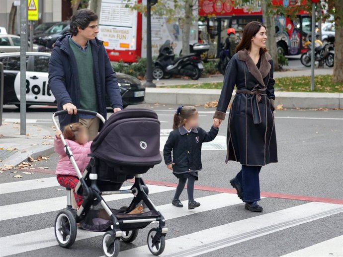 Archivo - Fernando Fitz-James Stuart y Sofía Palazuelo pasean junto a sus dos hijas, Rosario y Sofía.