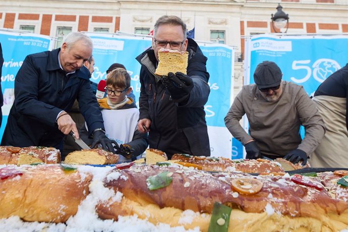 Archivo - Varias personas cortan el roscón de reyes de Aldeas Infantiles SOS para repartir, en la Puerta del Sol, a 5 de enero de 2024,  en Madrid (España). Este reparto de roscón de Aldeas Infantiles cumple este año su 32º edición de la iniciativa, con l