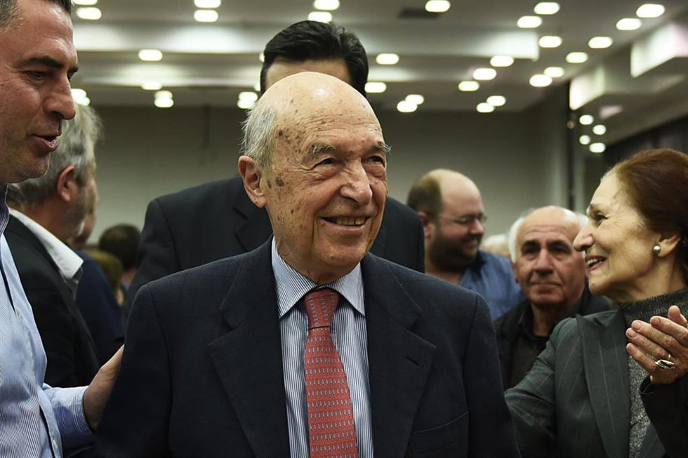 Archivo - El ex primer ministro griego Costas Simitis