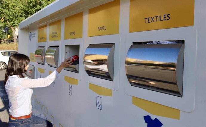 Archivo - Nota De Prensa Y Foto