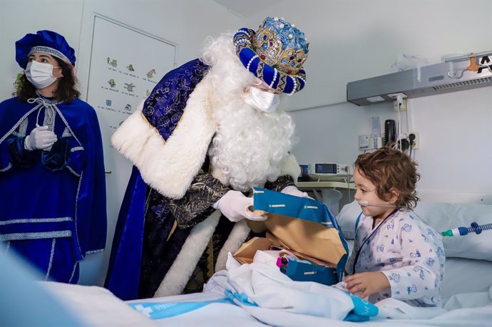 El rei Melcior visitant una nena ingressada a l'Hospital Universitari Germans Trias i Pujol de Badalona (Catalunya)