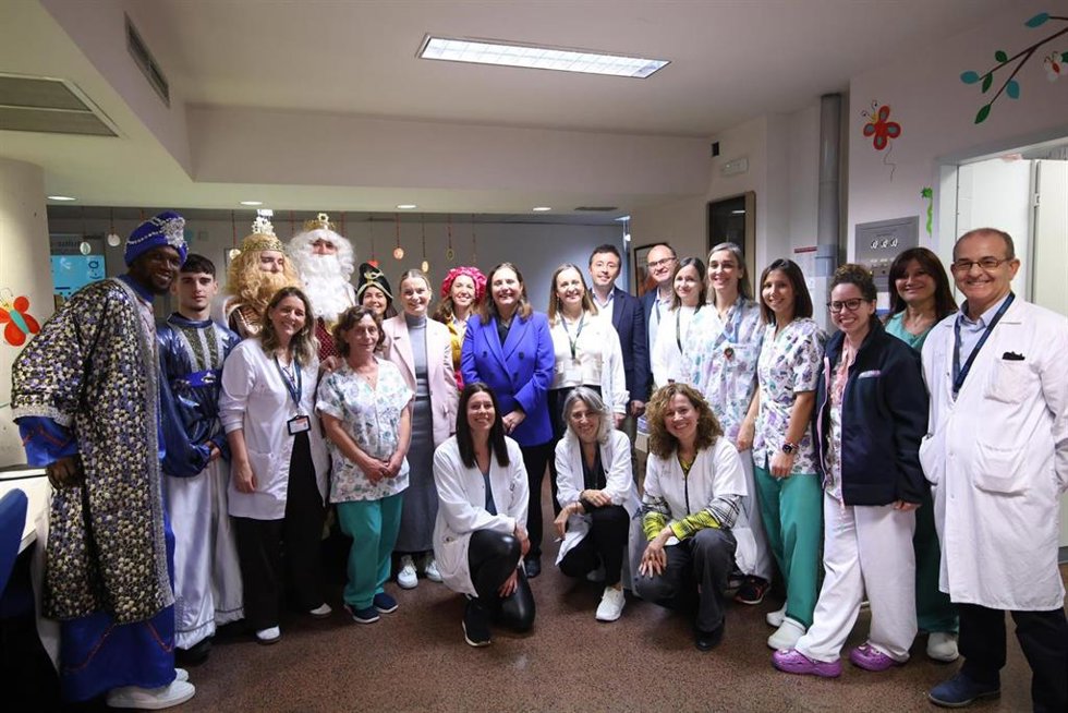 La presidenta del Govern balear, Marga Prohens, asiste a la llegada de los Reyes Magos al Hospital Universitario de Son Lltzer, acompañada por la consellera de Salud, Manuela García, y el director general del Servicio de Salud, Javier Ureña, entre otros
