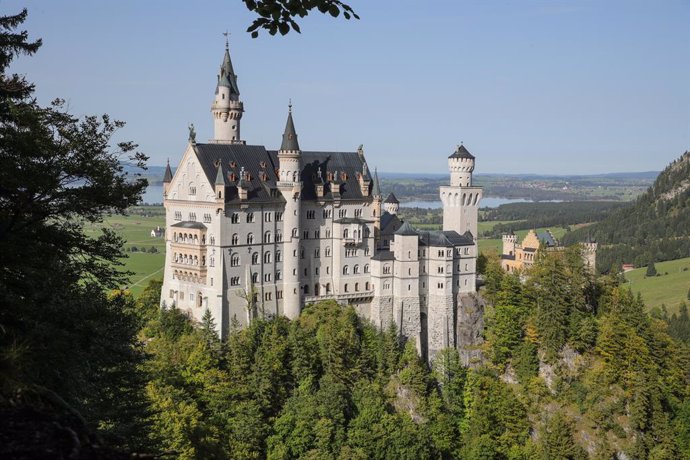 Archivo - September 25, 2021, Hohenschwangau, Tirana, Germany: Neuschwanstein Castle can be seen near Hohenschwangau in the Bavarian Allgäu region. The building was erected for the Bavarian King Ludwig II but never fully completed.