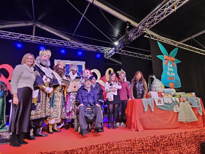 Entrega de la tradicional canastilla a la primera bebé nacida en Barakaldo en Navidad.