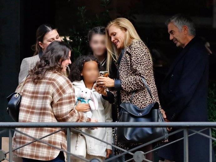 Archivo - Esther Cañadas sale de un restaurante donde ha compartido un almnuerzo con su hija, Galia, y un grupo de amigos.