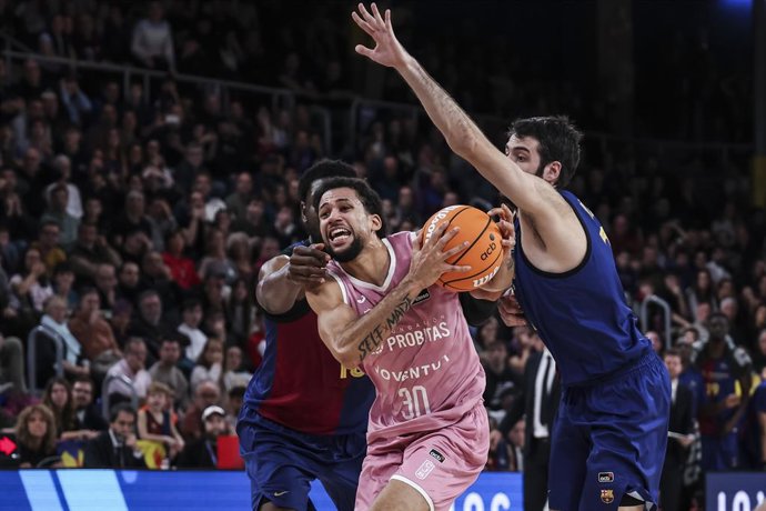 Kassius Robertson of Joventut Badalona and Alex Abrines of FC Barcelona in action during the Liga Endesa ACB, match played between FC Barcelona and Joventut Badalona at Palau Blaugrana on January 05, 2025 in Barcelona, Spain.