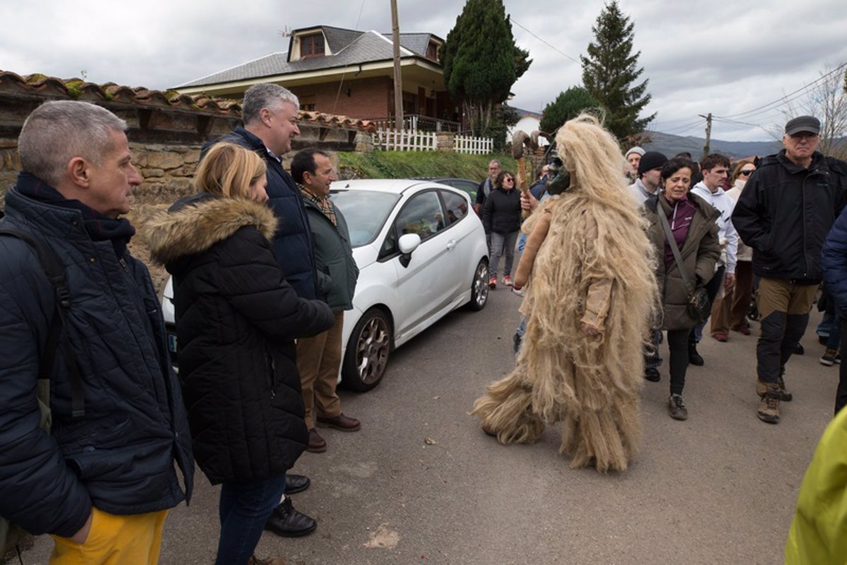 Cientos de personas presencian en Silió La Vijanera, primer carnaval del año en Europa