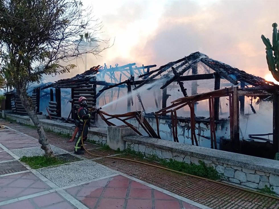Bomberos apagando el incendio de un chiringuto en Puerto Banús (Marbella).