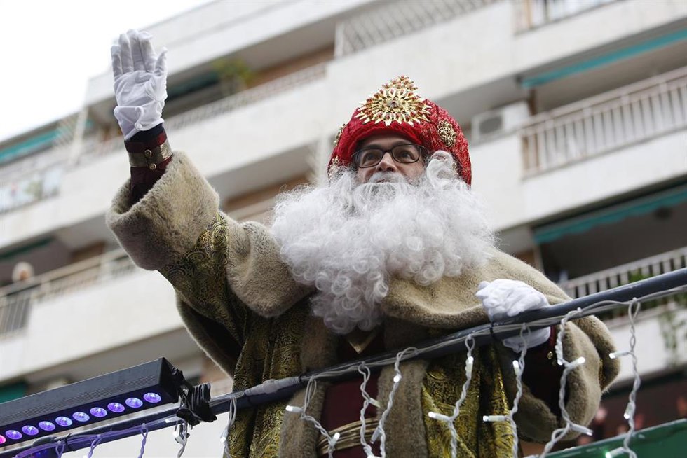 Archivo - Rey Melchor durante la Cabalgata de los Reyes Magos de Granada, en una imagen de recuso. 