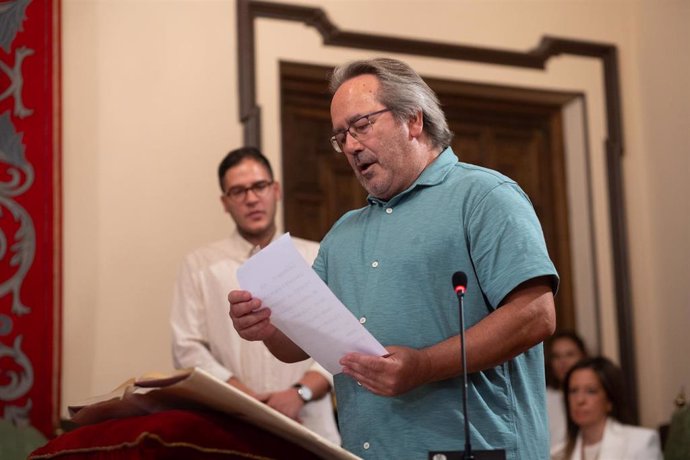 Archivo - El alcalde de Zamora, Francisco Guarido (IU), lee su discurso en la sesión de constitución del Ayuntamiento de Zamora, tras ser elegido para el cargo por tercera vez consecutiva, a 17 de junio de 2023, en Zamora, Castilla y León (España). 