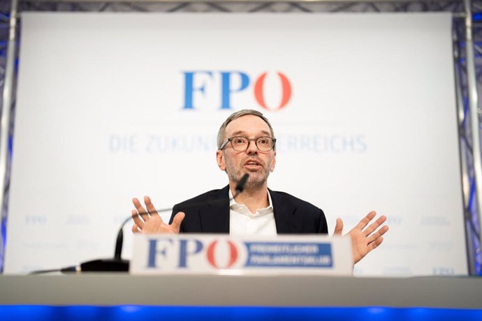 Archivo - 09 December 2021, Austria, Vienna: Herbert Kickl, Chairman of the Freedom Party of Austria (FPOe), speaks during a press conference on the topic of "For freedom - overcoming divisions in society". Photo: Georg Hochmuth/APA/dpa