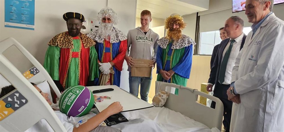 Los pacientes de Quirónsalud Málaga reciben la visita de los Reyes Magos y el capitán del Unicaja Baloncesto.