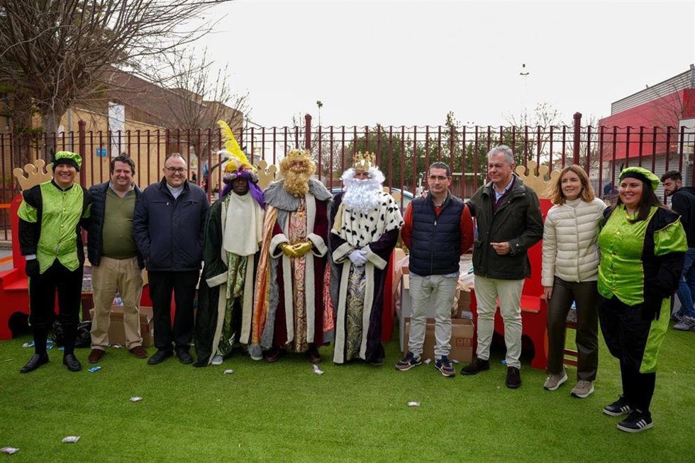 Los Reyes Magos visitan las Tres Mil Viviendas