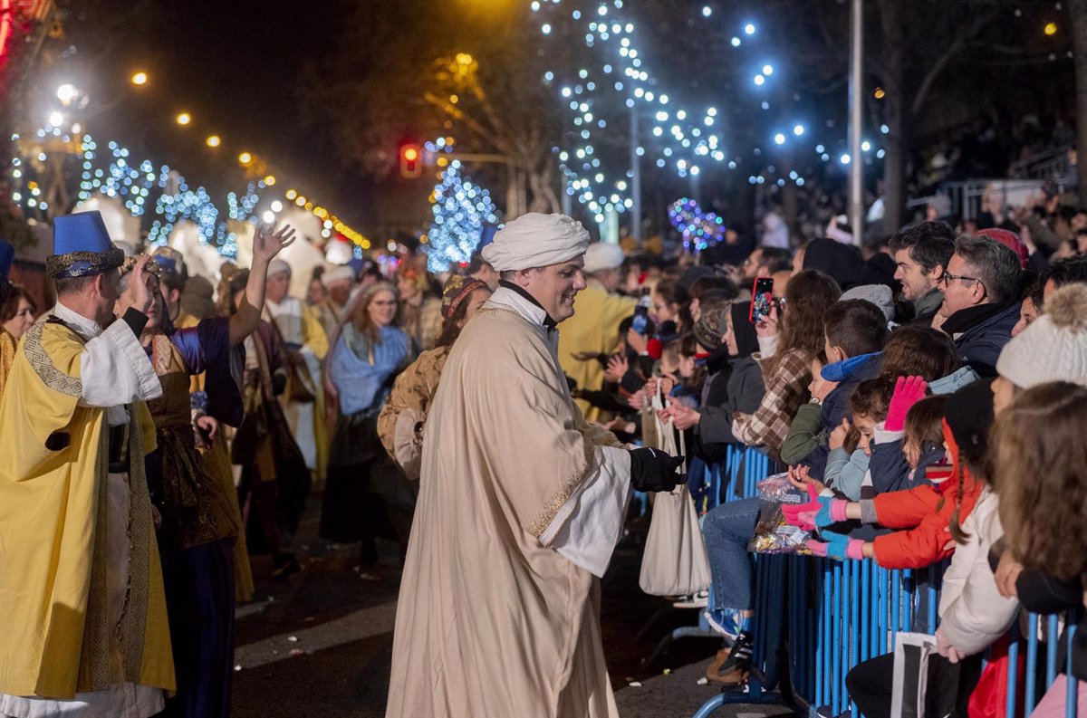 Los Reyes Magos pactan una tregua con la lluvia y recorren Madrid en alegorías victorianas de los elementos