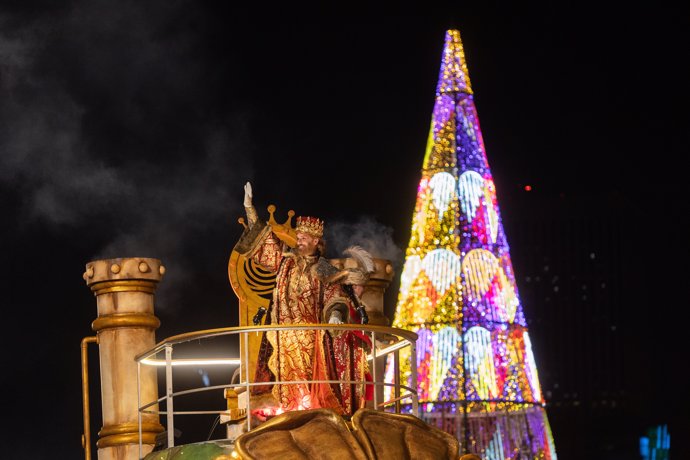 El Rey Gaspar durante la Cabalgata de los Reyes Magos, a 5 de enero de 2025, en Madrid (España). Esta cabalgata está formada por más de 1500 personas que realizan el recorrido desde el paseo de la Castellana a la plaza de Cibeles.