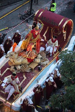 El Rey Mago Melchor y parte de su comitiva a su paso por la zona de La Puntilla, en Las Palmas de Gran Canaria, durante la Cabalgata de 2025.