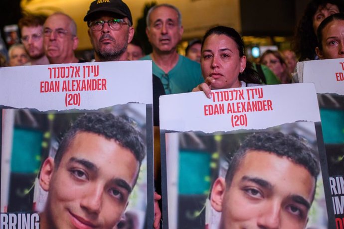 Archivo - August 24, 2024, Tel Aviv, Israel: Every weekend, families of the captives held in Gaza gather to protest in front of the military's command base. Images from the event show family members on stage and among the crowd, holding pictures of the ab