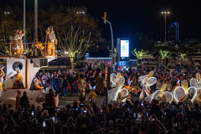 Carrosses durant la Cavalcada dels Reis Mags, a 5 de gener de 2025, a Barcelona, Catalunya (Espanya). Aquest any la Cavalcada, que recorre des de l'Avinguda Marquès de l'Argentera fins a la Font Màgica de Montjuïc, compta amb noves carrosses i comparses, 