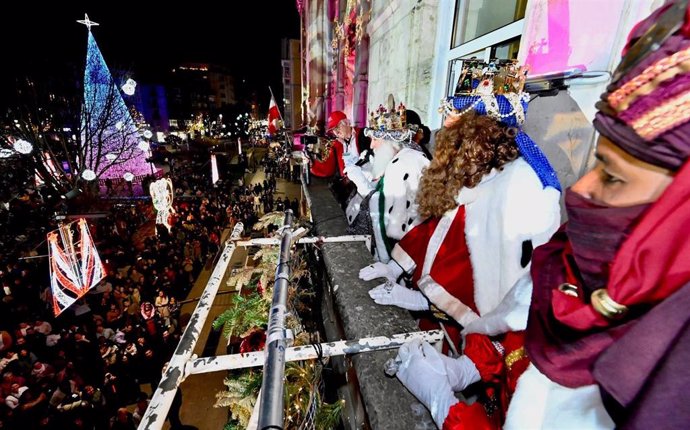 Una multitudinaria Cabalgata de Reyes recorre las calles de Santander, modificada por el viento