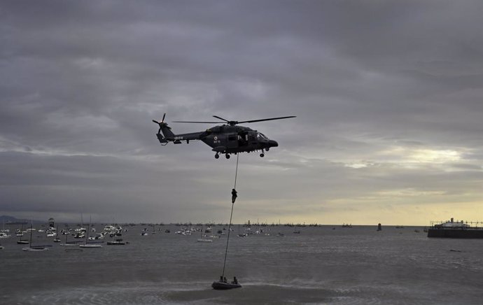 Archivo - December 2, 2021, Mumbai, Maharashtra, India: Indian Navy commando performs stunt using a rope as they ascend towards  Advance Light Helicopter (ALH) from a boat during Navy day rehearsal in Mumbai..Navy day will be celebrated on 4th December 20