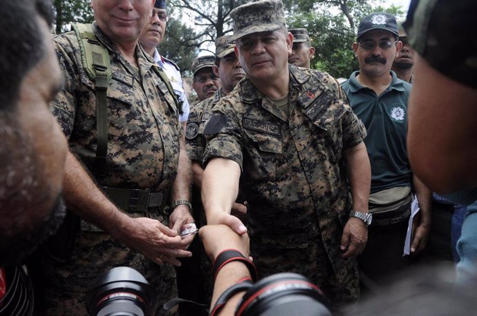 Archivo - Imagen de archivo del exgeneral hondureño Romeo Vásquez, con simpatizantes durante una campaña en Tegucigalpa (Honduras)