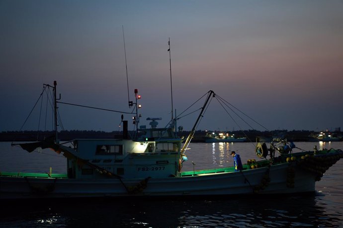 Archivo - FUKUSHIMA, March 13, 2023  -- Fishing boats are pictured approaching the shore in Soma City, Fukushima Prefecture, Japan, March 8, 2023. Struck by a magnitude-9.0 earthquake and ensuing tsunami that hit Japan's northeast on March 11, 2011, the p