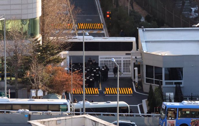 SEOUL, Jan. 3, 2025  -- South Korean investigators and policemen prepare to enter the presidential residence in central Seoul, South Korea, Jan. 3, 2025. A group of South Korean prosecutors and investigators of the anti-corruption investigative unit launc