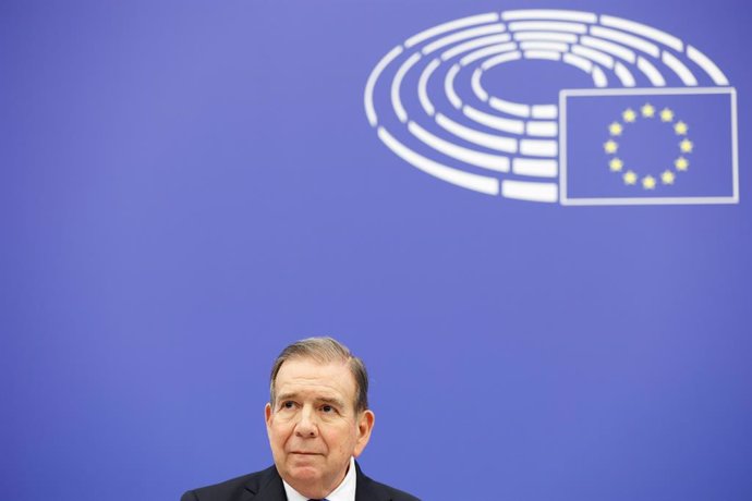 El líder opositor venezolano, Edmundo González, durante una rueda de prensa después de recoger el premio Sájarov a la Libertad de Conciencia, en la sede del Parlamento Europeo en Estrasburgo, a 17 de diciembre de 2024, en Estrasburgo, Francia (España). El