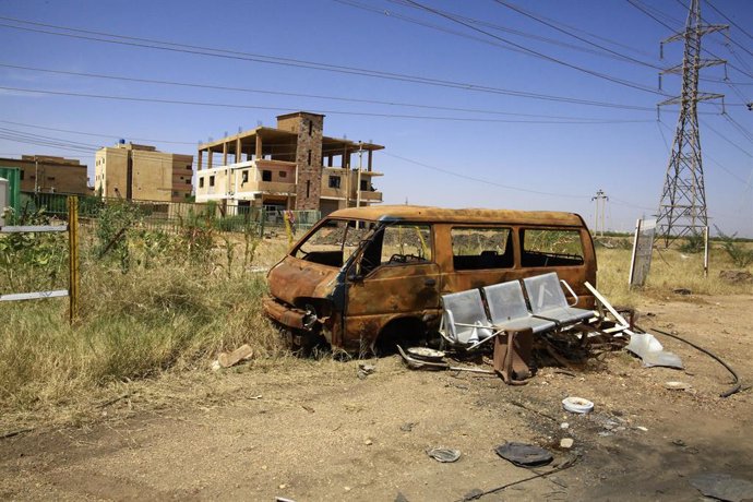 Archivo - KHARTOUM, Oct. 29, 2024  -- Photo taken on Oct. 28, 2024 shows a destroyed vehicle in Bahri city, north of Khartoum, Sudan. The International Organization for Migration (IOM) said on Tuesday that more than 14 million people had fled their homes 