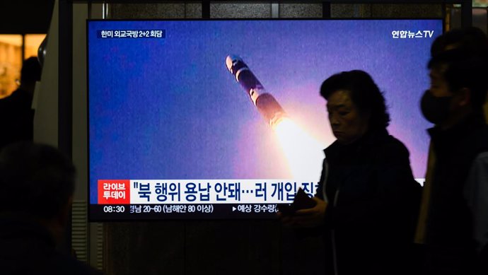 Archivo - November 1, 2024, Seoul, South Korea: A 24-hour Yonhapnews TV broadcast at Yongsan Railway Station in Seoul showing a news broadcast of a test launch of new intercontinental ballistic missile (ICBM) ''Hwasong-19'' at an undisclosed place in Nort