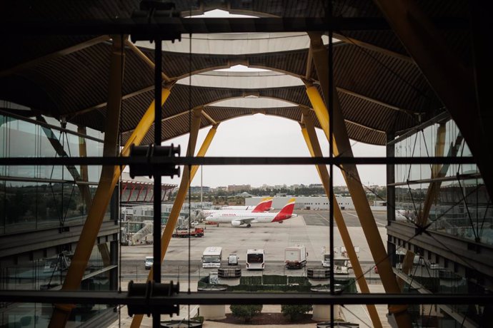 Archivo - Aviones en el Aeropuerto Adolfo Suárez Madrid-Barajas en Madrid (España). 