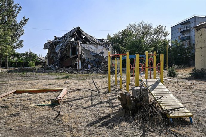 Archivo - September 16, 2024, Donetsk Region, Ukraine: DONETSK REGION, UKRAINE - SEPTEMBER 16, 2024 - A playground and a house destroyed by Russian shelling in the frontline city of Kurakhove, Pokrovsk district, Donetsk region, eastern Ukraine