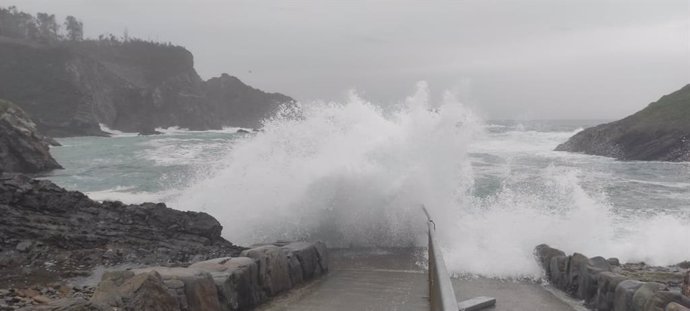 Archivo - Temporal de fuerte oleaje, olas en la playa de Pormenande, en el concejo de El Franco, en el occidente asturiano en una imagen de archivo.