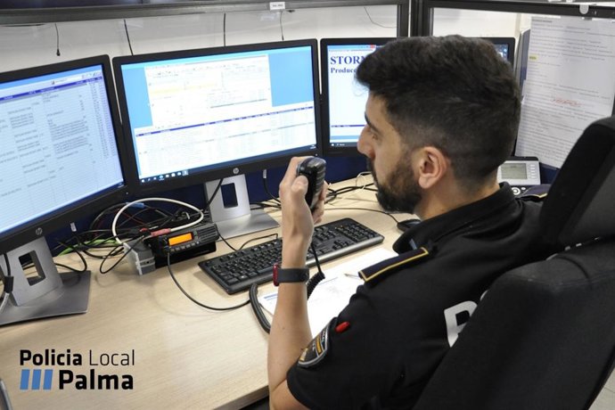 Agente de la Policía Local de Palma en la sala del 092.