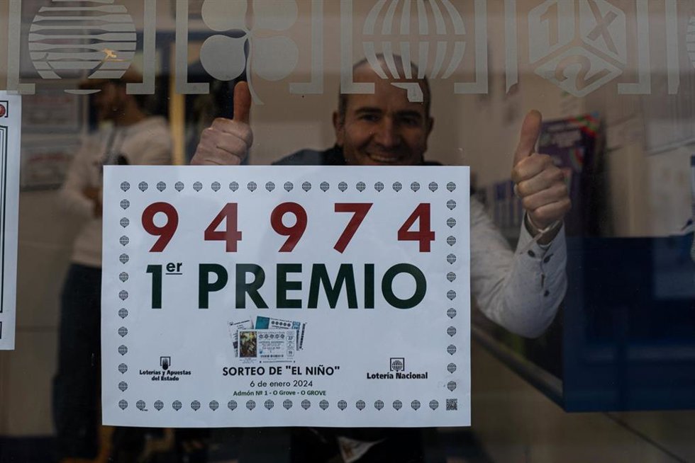 Archivo - Agraciados con el Primer Premio del Sorteo Extraordinario de El Niño 2024.