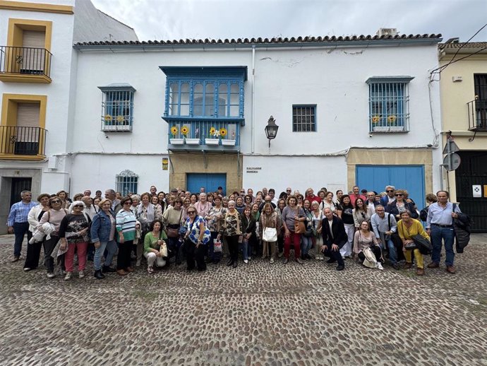 Archivo - Foto de grupo ante La Casa Azul, Centro de Creación y Producción Cultural ubicado en Córdoba.