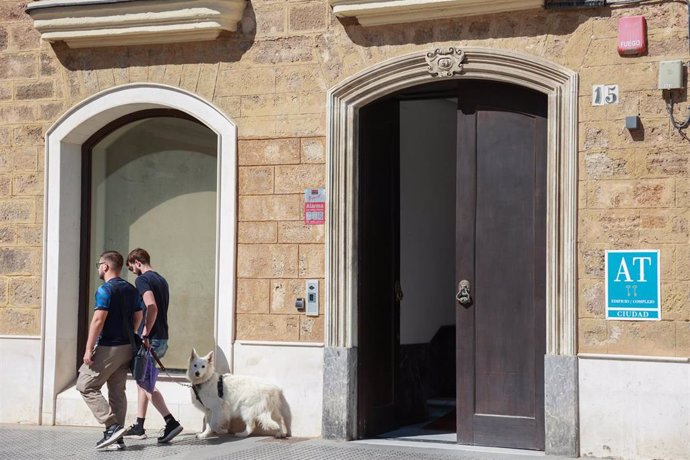 Archivo - Entrada de acceso a un apartamento turísitico en Cádiz capital