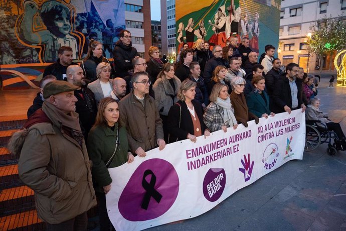 Concentración organizada por el Ayuntamiento de Barakaldo para condenar la muerte de una mujer presuntamente a manos de su hijo, en la Herriko Plaza, a 4 de enero de 2025.